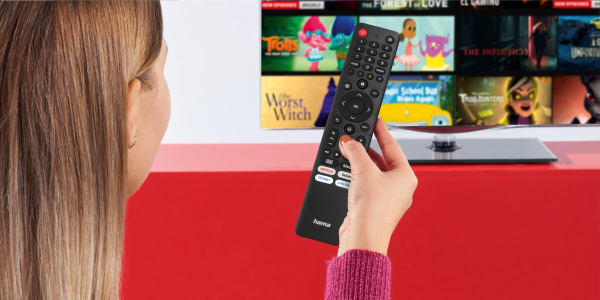 Pilot uniwersalny HAMA 221067 - Prosta obsługa telewizora, osoba z pilotem w ręku przed telewizorem