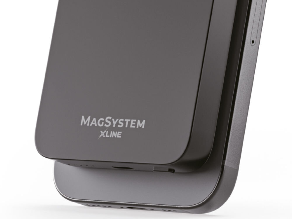 Powerbank XLINE MagSystem 10000 mAh 20W Qi Szary Zbliżenie na ciemnoszary powerbank z napisem MAGSYSTEM XLINE na spodniej części, przylegający do tyłu smartfona.