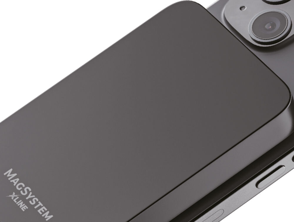 Powerbank XLINE MagSystem 10000 mAh 20W Qi Szary Ciemnoszary powerbank MagSystem XLine, przylegający magnetycznie do tylnej obudowy smartfona z widocznymi obiektywami aparatu.