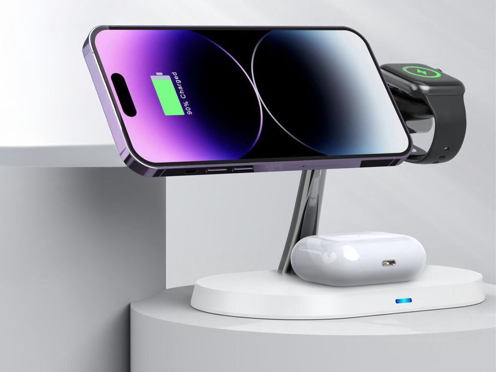 Ładowarka indukcyjna XLINE MagSystem 3w1 Biały Biała, stojąca stacja ładująca, z fioletowym smartfonem ładowanym w poziomie i czarnym smartwatchem ładowanym obok. Na podstawce leżą białe słuchawki douszne. Całość na szarym tle. [White and silver charging stand with a smartphone charging horizontally, a smartwatch, and wireless earbuds on the base]