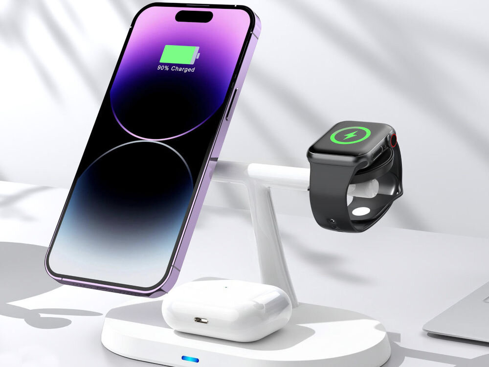Ładowarka indukcyjna XLINE MagSystem 3w1 Biały Biała, stojąca stacja ładująca MagSystem XLine. Magnetycznie ładowany jest fioletowy smartfon (pionowo) i czarny smartwatch. Na podstawce leżą białe słuchawki douszne, które również się ładują. Wskaźnik ładowania świeci na niebiesko. [White 3-in-1 charging stand simultaneously charging a smartphone, smartwatch, and wireless earbuds]