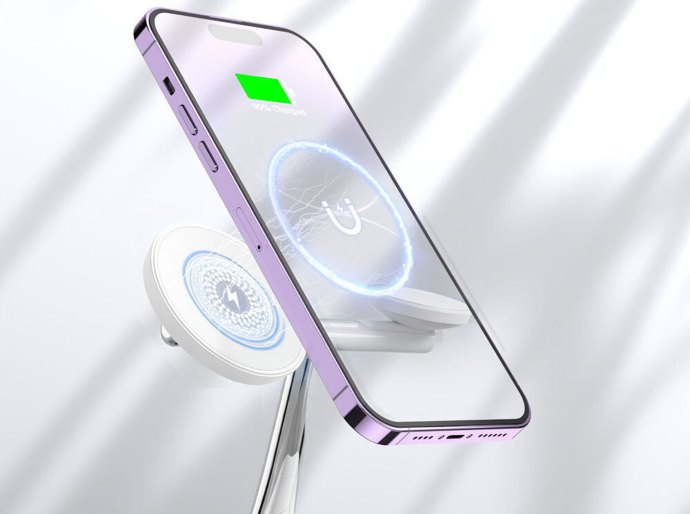 Ładowarka indukcyjna XLINE MagSystem 3w1 Biały Zbliżenie na fioletowy smartfon ładowany bezprzewodowo, przylegający magnetycznie do ramienia białej stacji ładującej. Na ekranie widoczna animacja ładowania i wskaźnik naładowania. [Close-up of a purple smartphone magnetically attached and wirelessly charging on a white stand, showing the charging animation]