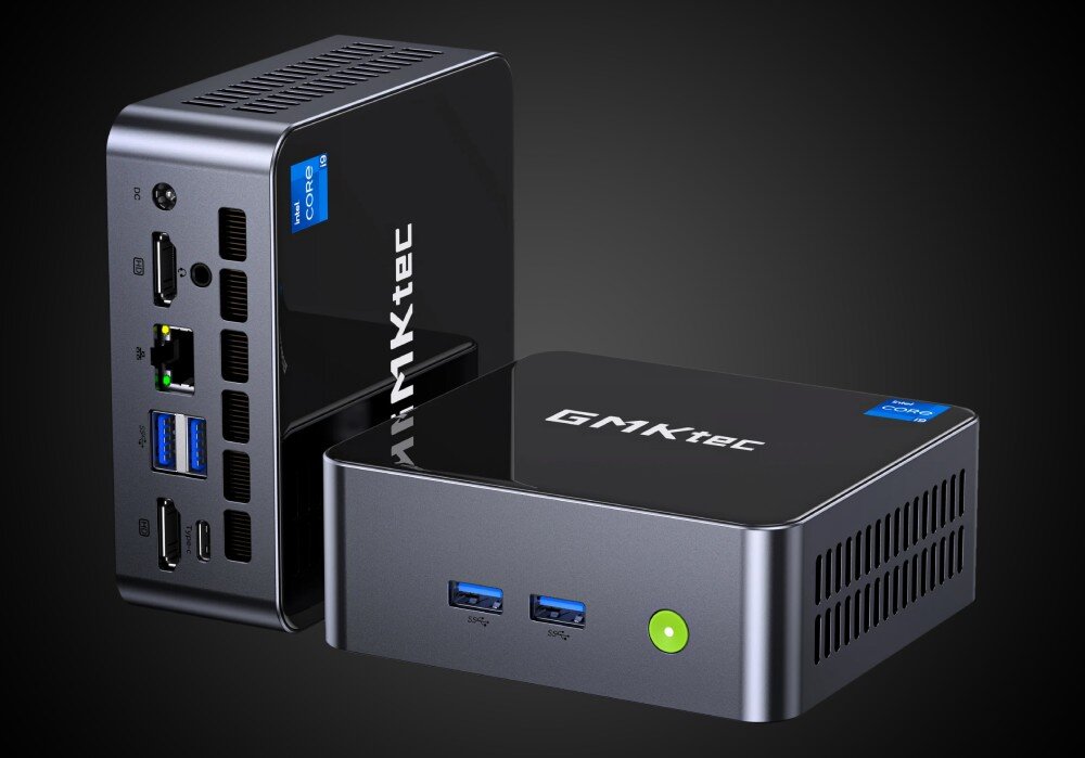 Komputer GMKTEC M3 Dwa ujęcia tego samego miniaturowego komputera, jedno pokazujące przód z dwoma portami USB i przyciskiem, drugie tył z zestawem złączy, w tym HDMI, LAN, USB i zasilania, opis