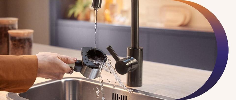 wystarczy przepłukać portafilter pod bieżącą wodą