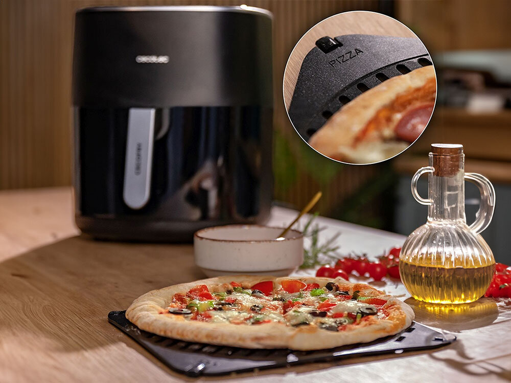 Air Fryer Frytkownica beztłuszczowa CECOTEC CecoFry&Grill Duoheat 6500 3W1 z podwójną grzałką frytkownica czarna obudowa na kratce znajduje się pizza przygotowywanie pizzy funkcja płyty grzewczej równomiernie wypiekane ciasto optymalny efekt za każdym razem chrupiące brzegi delikatny środek funkcja Pizza Maker prawdziwa włoska pizza