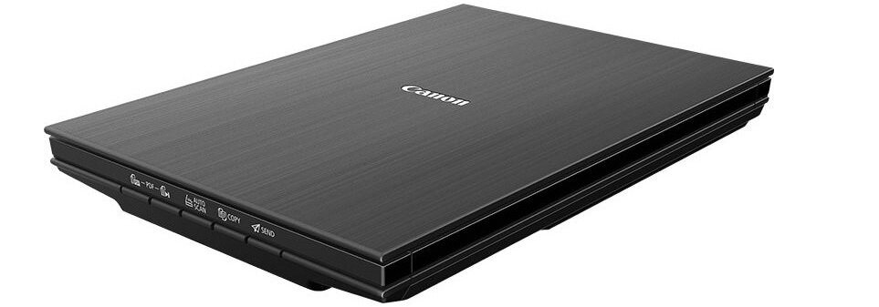 Na obrazie widoczny jest płaski, czarny skaner z logo Canon na górnej powierzchni. Na przedniej krawędzi znajdują się przyciski z oznaczeniami: \'PDF\', \'Auto Scan\', \'Copy\', \'Send\'.