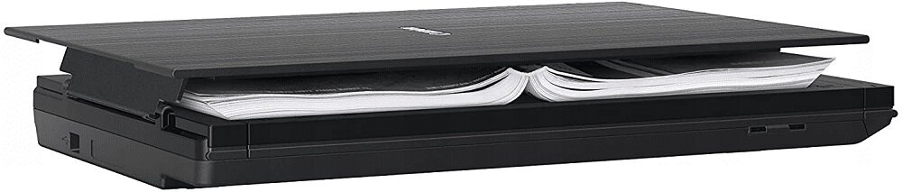 Czarny skaner z otwartą pokrywą, pod którą znajduje się książka. Na pokrywie widoczne jest logo \'Canon\'.