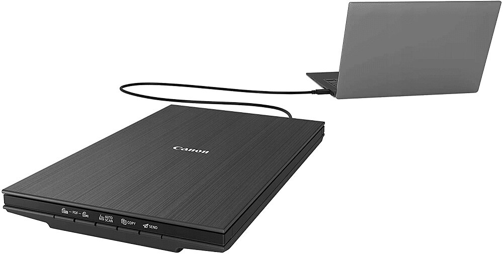 Na obrazie widoczny jest płaski skaner z logo Canon, podłączony kablem do laptopa. Skaner ma ciemną obudowę i kilka przycisków na przedniej krawędzi.