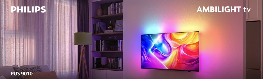 Na obrazie widać telewizor na ścianie emitujący kolorowe światło, obok znajduje się regał z książkami i lampa. Widoczny jest tekst: \'PHILIPS PUS 9010\' oraz \'AMBILIGHT tv\'.