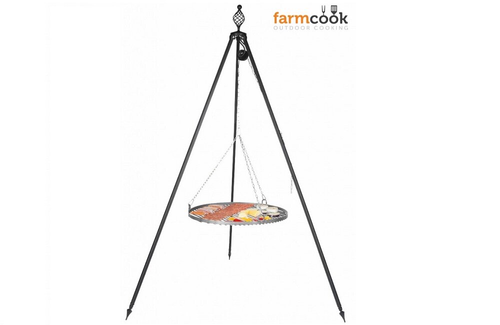 Grill ogniskowy na trójnogu z okrągłym rusztem zawieszonym na łańcuchach. Logo: farmcook OUTDOOR COOKING.