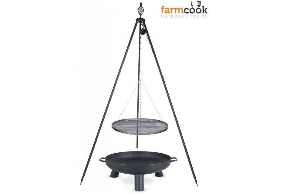 Grill ogniskowy z okrągłym rusztem zawieszonym na trójnogu nad metalową misą. Logo \'farmcook outdoor cooking\' widoczne w górnym rogu.