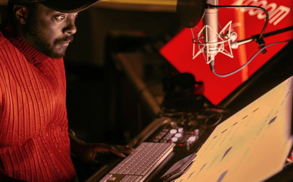 Głośnik mobilny LG Bounce interfejs dźwiękowy will.i.am, osoba siedząca przy komputerze