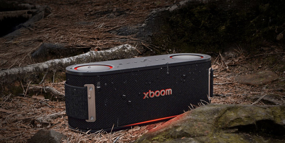 Głośnik mobilny LG Bounce trwałość testy wojskowe odporność, głośnik mobilny stojący na ziemi w lesie