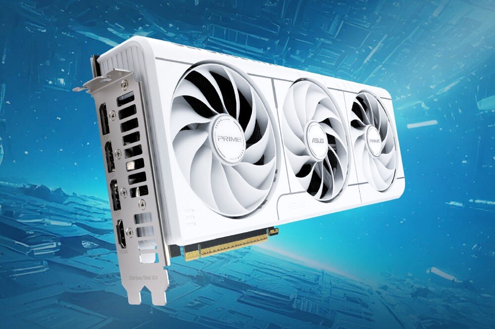 Karta graficzna ASUS GeForce RTX 5070 PRIME White OC Edition 12GB Pełny widok białej karty graficznej ASUS Prime GeForce RTX z trzema wentylatorami ustawionej pod kątem na niebieskim tle