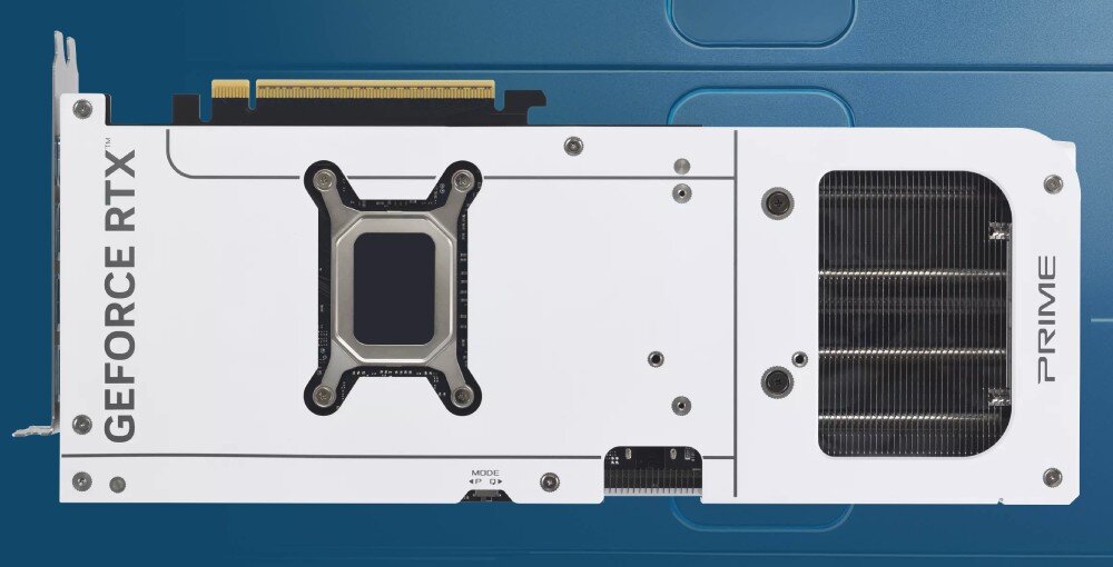 Karta graficzna ASUS GeForce RTX 5070 PRIME White OC Edition 12GB Spód białej karty graficznej z widoczną płytą tylną, radiatorem z żeberkami chłodzącymi, ramą montażową procesora oraz przełącznikiem trybu pracy