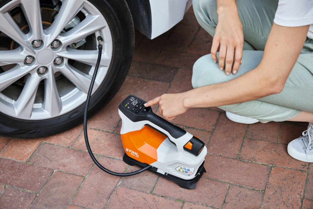 Kompresor samochodowy STIHL KOA 20, kompresor, akumulator, pompowanie, mobilność, Pompowanie opony samochodowej za pomocą kompresora STIHL KOA 20.