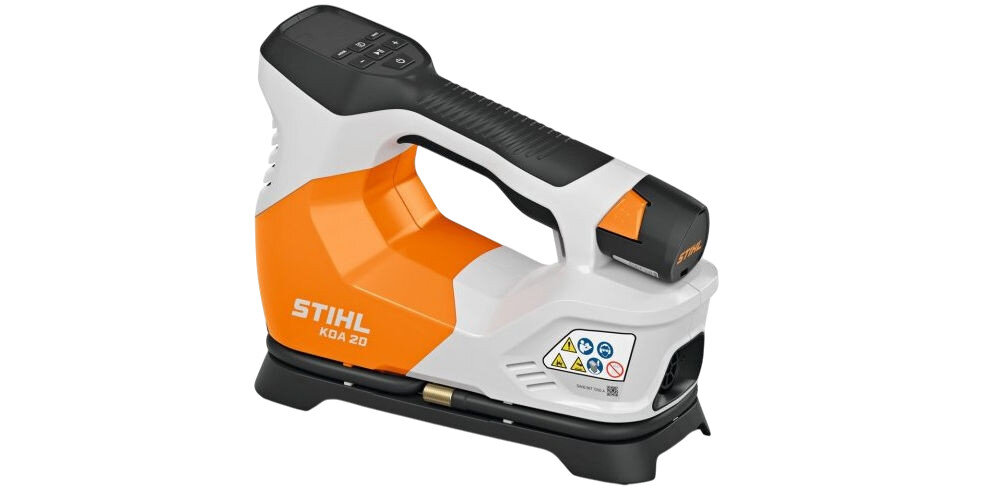 Kompresor samochodowy STIHL KOA 20, wyświetlacz, LED, ciśnienie, zawór, Widok z boku na przenośną pompkę akumulatorową STIHL KOA 20.