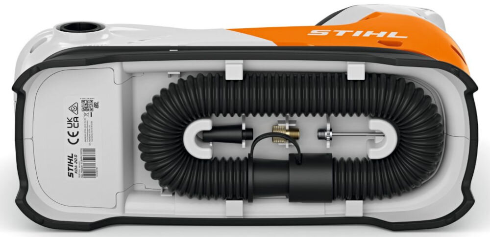Kompresor samochodowy STIHL KOA 20, adapter, obudowa, oczko, bagażnik, Spód urządzenia STIHL KOA 20 ze schowkiem na akcesoria i końcówki.
