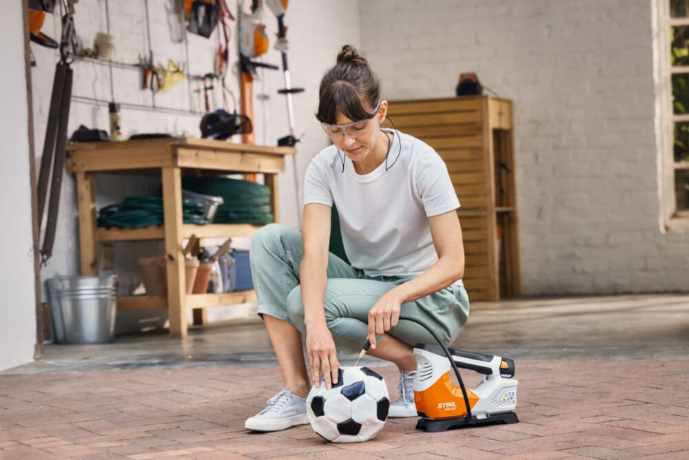 Kompresor samochodowy STIHL KOA 20, elektronika, wydajność, ładowarka, chłodzenie, Pompowanie piłki nożnej przy użyciu kompresora STIHL KOA 20.
