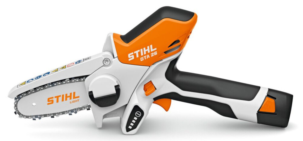 Piła akumulatorowa STIHL GTA 26 piła na białym tle widoczna z boku przycinanie gałęzi przygotowanie drewna do kominka drobne prace konstrukcyjne prowadnica o długości 100 mm łańcuch o podziałce 1/4” kontrola i precyzja lekka konstrukcja (1,1 kg) poręczny uchwyt