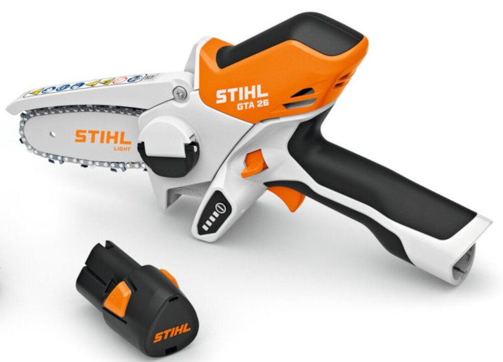 Piła akumulatorowa STIHL GTA 26 piła na białym tle widoczna pod skosem obok leży akumulator system akumulatorowy AS z napięciem 11 V stabilna moc 0,18 kW pobór mocy na poziomie 0,3 kW cięcie bez spadku wydajności około 70 cięć na jednym ładowaniu