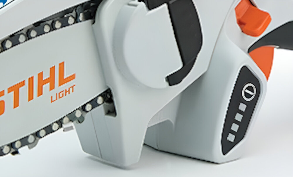 Piła akumulatorowa STIHL GTA 26 zbliżenie na wskaźnik naładowania wskaźnik LED aktualny poziom naładowania akumulatora o pojemności 2,0 Ah odpowiednie zarządzanie czasem standardowa ładowarka osiągnięcie 80% energii w 60 minut 100% w 80 minut