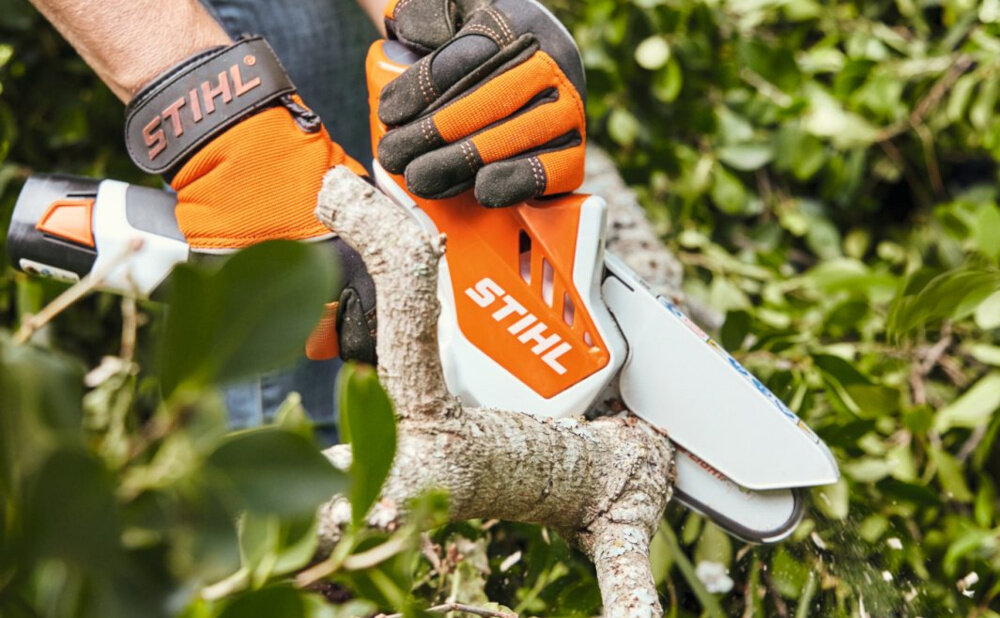 Piła akumulatorowa STIHL GTA 26 ogród osoba tnie deskę w tle krzewy bezszczotkowy silnik EC cichsza praca (86 dB) mniejsze zużycie elementów dłuższy czas działania na baterii mniej przestojów większa trwałość