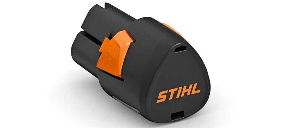 Na obrazie widoczny jest czarny akumulator z pomarańczowymi elementami i napisem \'STIHL\' na boku.