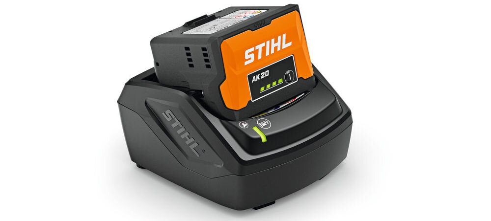 Akumulator STIHL AK 20 4Ah 36V, szybkie, ładowanie, bateria, wygoda, Akumulator STIHL AK 20 w ładowarce na białym tle.