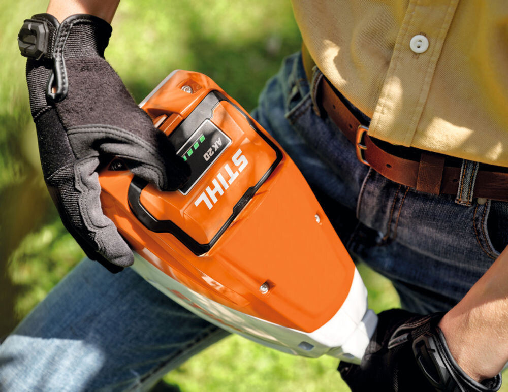 Akumulator STIHL AK 20 4Ah 36V, wskaźnik, bateria, poziom, kontrola, Sprawdzanie poziomu naładowania akumulatora STIHL w ładowarce.