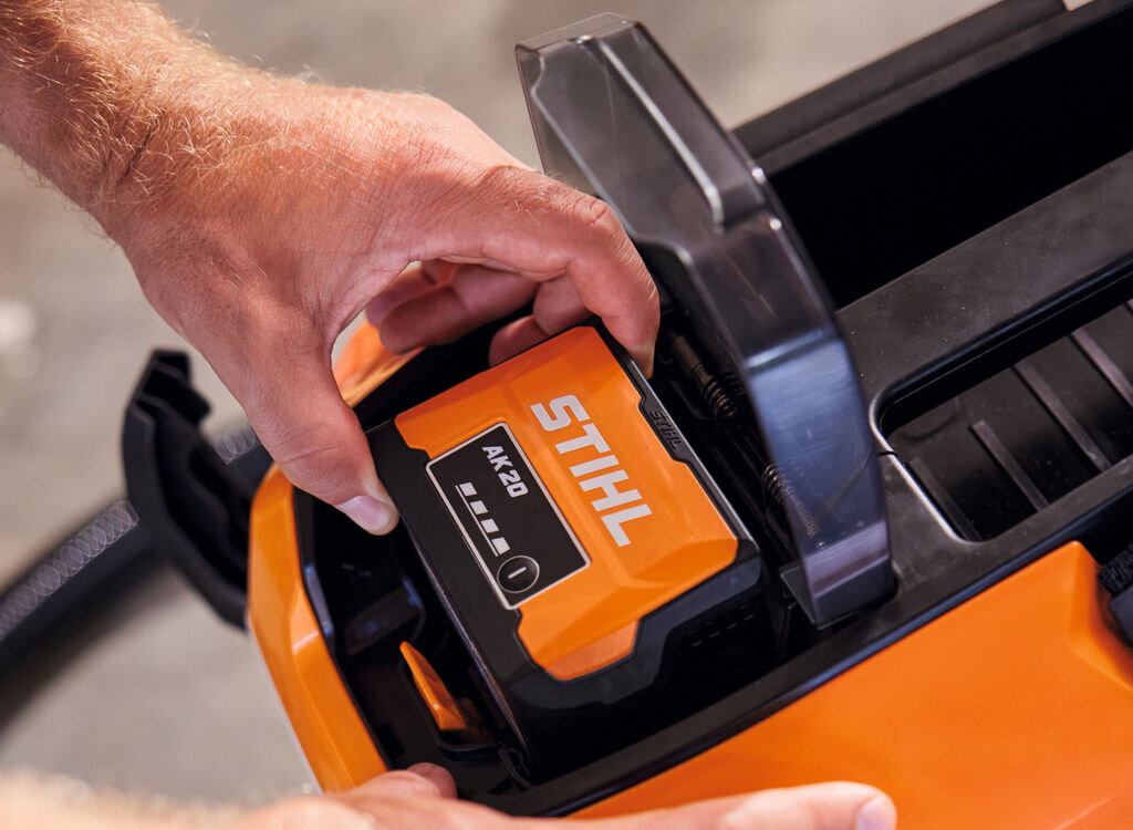 Akumulator STIHL AK 20 4Ah 36V, ogród, działka, zasilanie, praktyczność, Wkładanie akumulatora STIHL AK 20 do urządzenia STIHL.