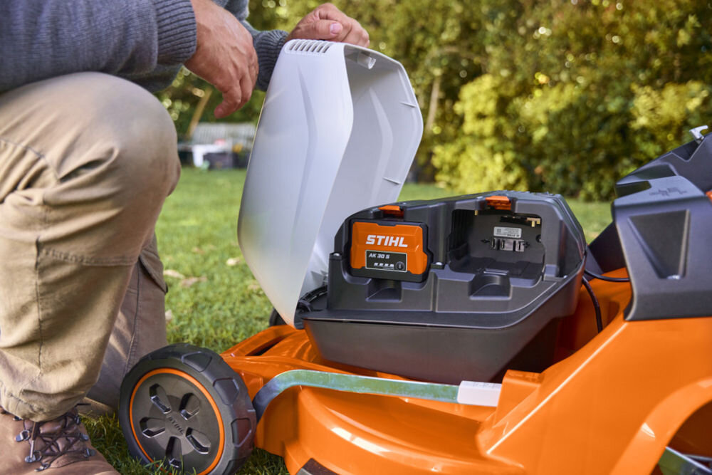 Akumulator STIHL AK 30 S 5Ah 36V, Wskaźnik LED naładowania akumulatora STIHL AK 30 S zamontowanego w urządzeniu, akumulator, ogród, energia, zieleń