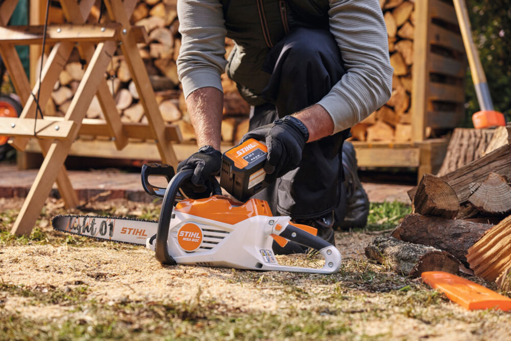 Akumulator STIHL AK 30 S 5Ah 36V, Montaż akumulatora STIHL AK 30 S w pilarce łańcuchowej podczas pracy w drewnie, lekki, krzewy, bezprzewodowy, swoboda