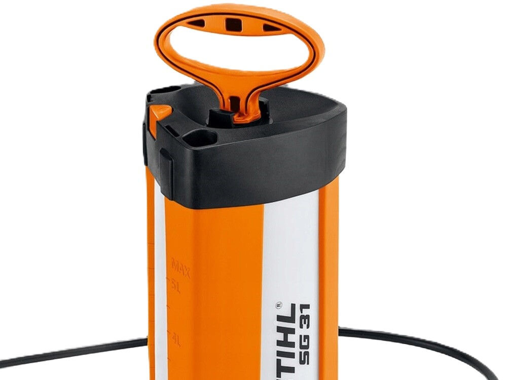 Opryskiwacz ręczny STIHL SG 31 5L, zbiornik, czyszczenie, konstrukcja, demontaż, na białym tle zbliżenie na otwór wlewowy opryskiwacza