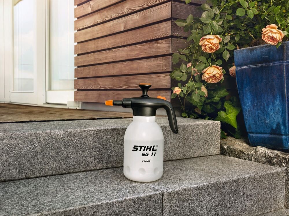 Opryskiwacz ręczny STIHL SG 11 1.5L, zbiornik, skala, preparat, nawóz, Opryskiwacz STIHL SG 11 Plus na schodach przy różach