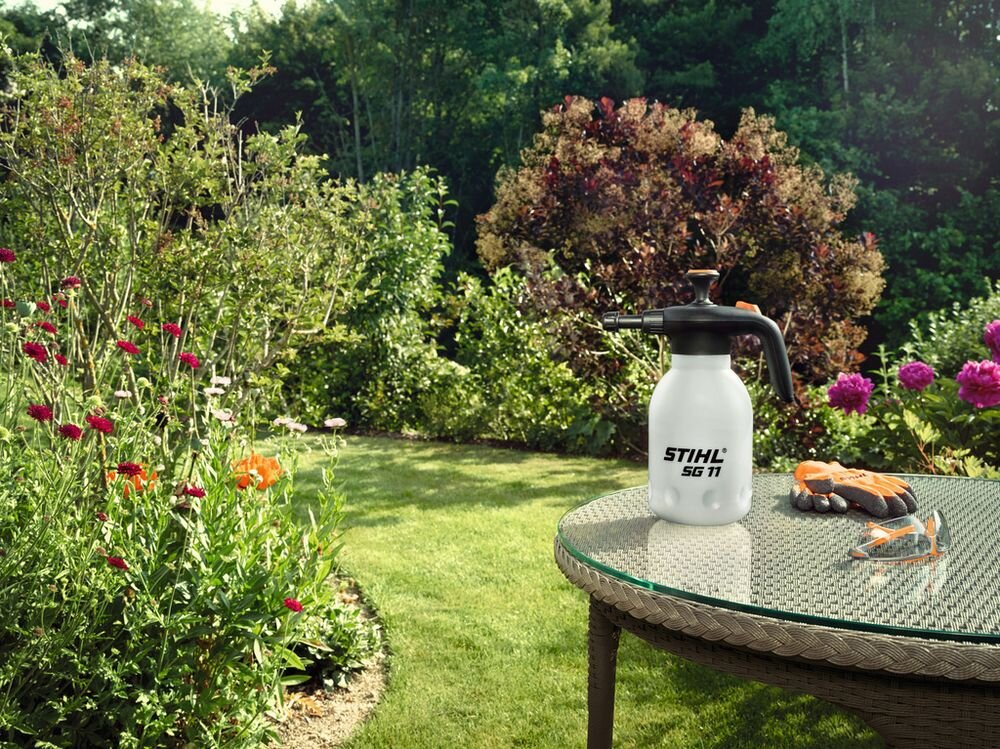 Opryskiwacz ręczny STIHL SG 11 1.5L, wentyl, ciśnienie, bezpieczeństwo, pompowanie, Opryskiwacz STIHL SG 11 na stole ogrodowym w ogrodzie