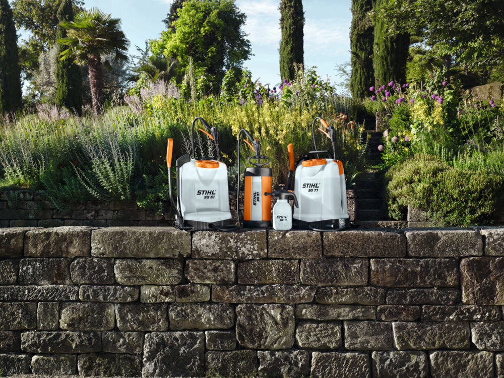 Opryskiwacz ręczny STIHL SG 21 3L, opryskiwacz, rośliny, ogród, zraszanie, Zestaw opryskiwaczy STIHL SG 11 i SG 21 na tle ogrodu