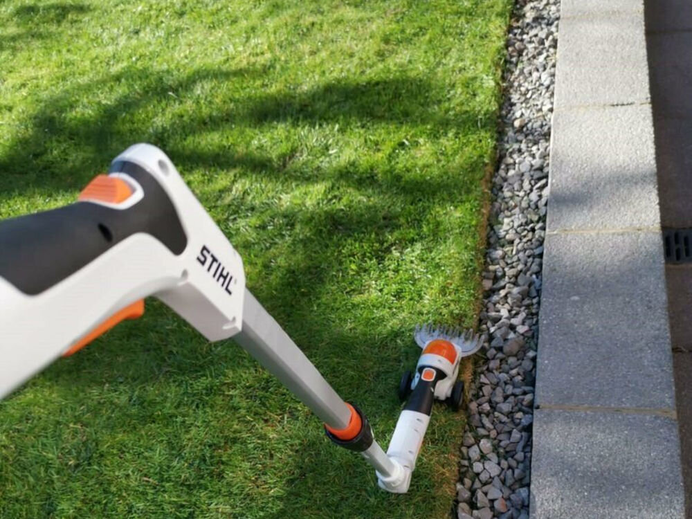 Wysięgnik teleskopowy STIHL HSA 26 HA037107100, podłoże, drzewa, mechanizm, blokada, perspektywa od strony rękojeści wysięgnika
