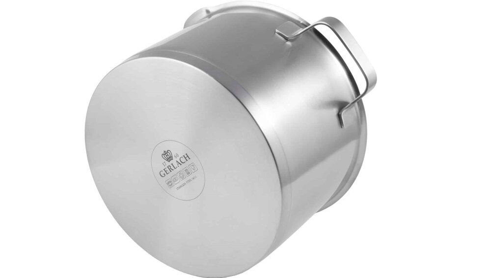 Na zdjęciu widoczny jest metalowy garnek z uchwytami, ustawiony do góry dnem. Na spodzie znajduje się logo \'GERLACH\' oraz kilka symboli.