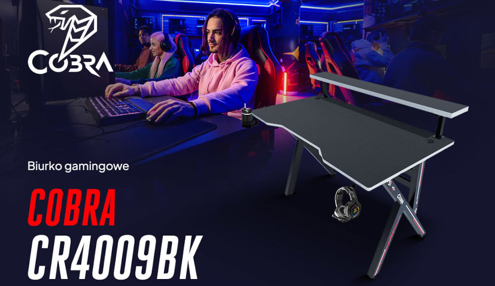 Obraz przedstawia biurko gamingowe z napisem \'COBRA CR4009BK\' oraz logo COBRA. W tle widoczni są ludzie siedzący przy komputerach w oświetlonym pomieszczeniu.