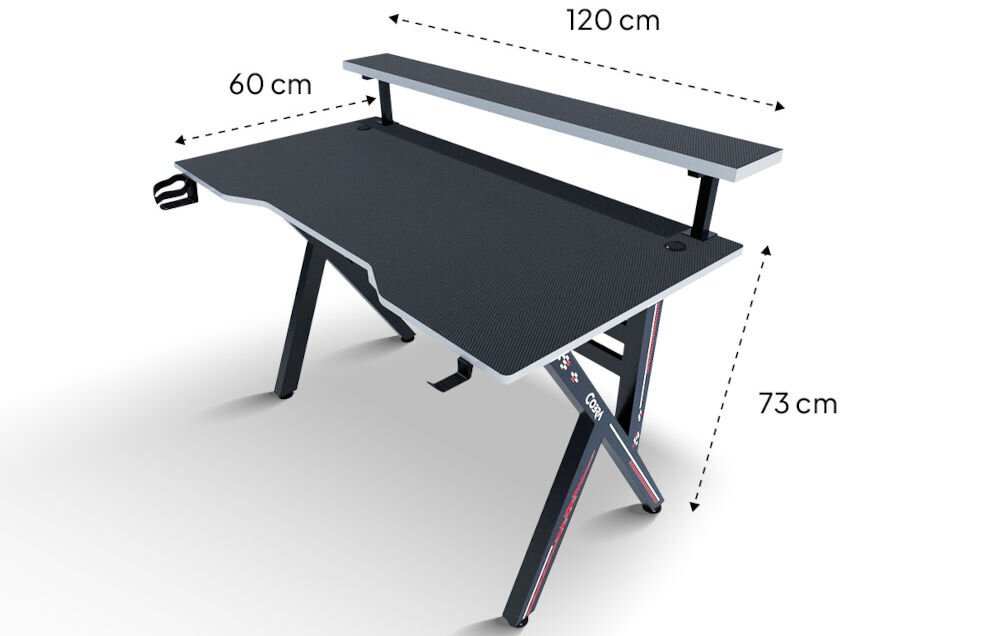 Czarne biurko gamingowe z dodatkową półką, o wymiarach 120 cm szerokości, 60 cm głębokości i 73 cm wysokości. Na nogach widoczne są napisy i wzory, a po bokach znajdują się uchwyty na akcesoria.