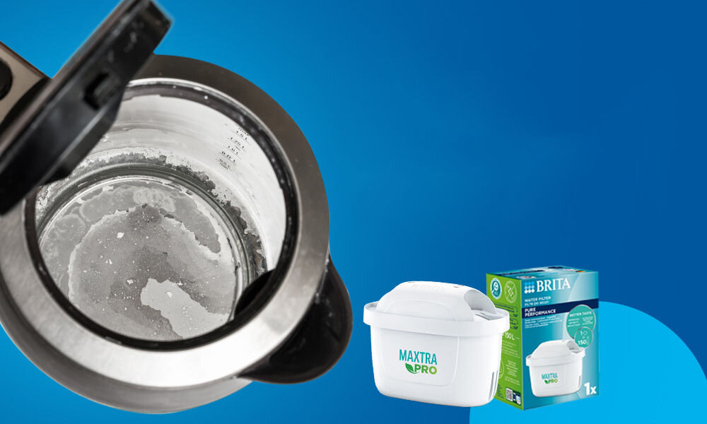Obraz przedstawia wnętrze metalowego czajnika z osadem kamienia oraz opakowanie wkładu filtrującego BRITA Maxtra Pro Hard Water Expert. Na opakowaniu widoczny jest napis \'BRITA\' oraz \'MAXTRA PRO\'.