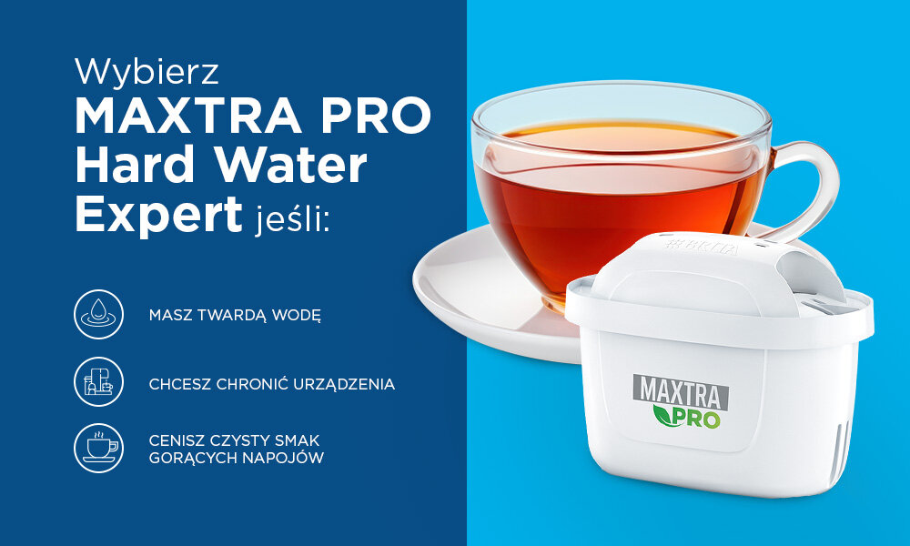 Obraz przedstawia biały wkład filtrujący z napisem \'MAXTRA PRO\' obok filiżanki herbaty na spodku. Po lewej stronie znajduje się tekst: \'Wybierz MAXTRA PRO Hard Water Expert jeśli: MASZ TWARDĄ WODĘ, CHCESZ CHRONIĆ URZĄDZENIA, CENISZ CZYSTY SMAK GORĄCYCH NAPOJÓW\'.