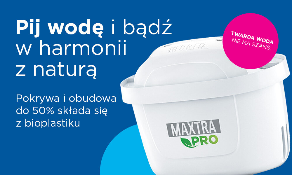 Obraz przedstawia biały wkład filtrujący z napisem \'MAXTRA PRO\'. Na niebieskim tle widnieje tekst: \'Pij wodę i bądź w harmonii z naturą. Pokrywa i obudowa do 50% składa się z bioplastiku\'.