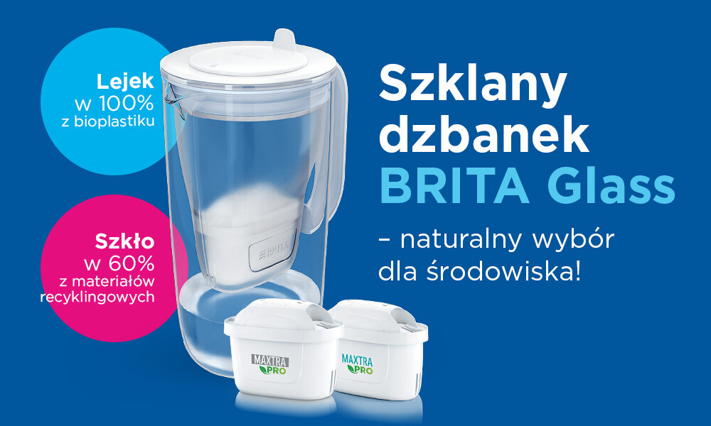 Na obrazie widoczny jest szklany dzbanek BRITA Glass oraz dwa wkłady filtrujące MAXTRA PRO. Obok dzbanka znajdują się napisy: \'Lejek w 100% z bioplastiku\', \'Szkło w 60% z materiałów recyklingowych\', \'Szklany dzbanek BRITA Glass – naturalny wybór dla środowiska!\'.