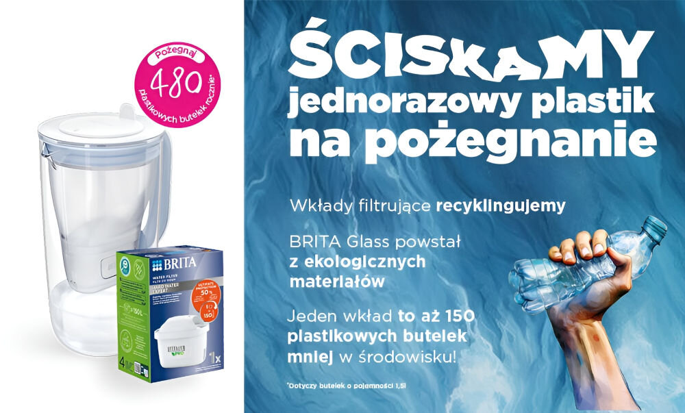 Obraz przedstawia dzbanek filtrujący z wkładem oraz opakowanie wkładów BRITA Maxtra Pro Hard Water Expert. Po prawej stronie znajduje się tekst: \'Ściskamy jednorazowy plastik na pożegnanie. Wkłady filtrujące recyklujemy. BRITA Glass powstał z ekologicznych materiałów. Jeden wkład to aż 150 plastikowych butelek mniej w środowisku!\'