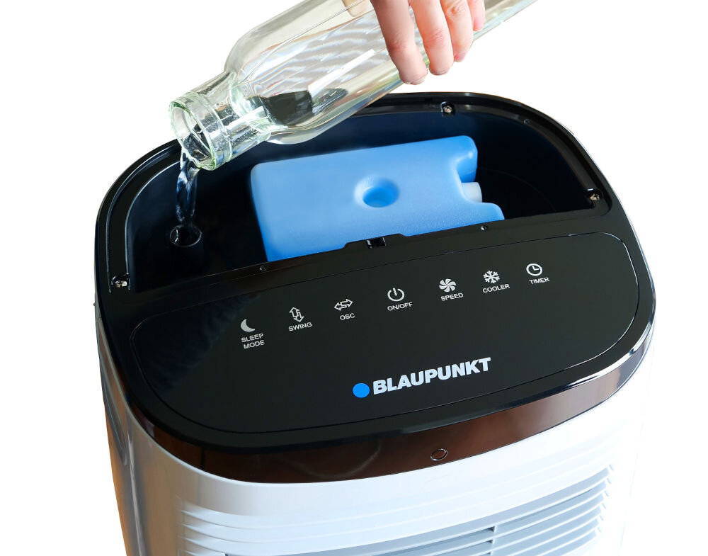 Osoba nalewa wodę z butelki do klimatora marki BLAUPUNKT. Na panelu widoczne są ikony: SLEEP MODE, SWING, OSC, ON/OFF, SPEED, COOLER, TIMER oraz logo BLAUPUNKT.