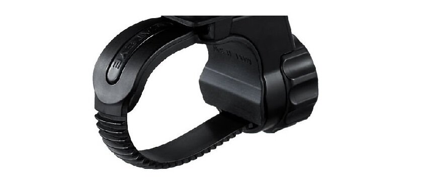 Lampka rowerowa CATEYE przednia AMPP 1100 widok mocowanie FlexTight