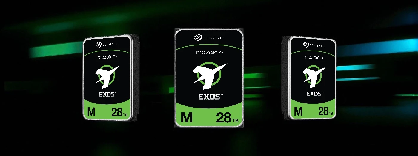Na obrazie widoczne są trzy dyski twarde z logo \'SEAGATE\' oraz napisami \'mozaic 3+\', \'EXOS\', \'M\', \'28TB\'. Tło jest ciemne z zielonymi i niebieskimi smugami świetlnymi.