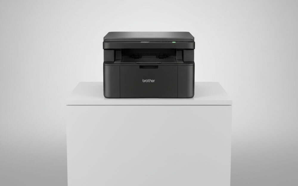 Urządzenie wielofunkcyjne BROTHER DCP-L1632W, Wi-Fi urządzenie na białym podeście na jasnym tle rozdzielczość skanowania w kolorze dokumenty zdjęcia rozdzielczość interpolowana wysoka jakość